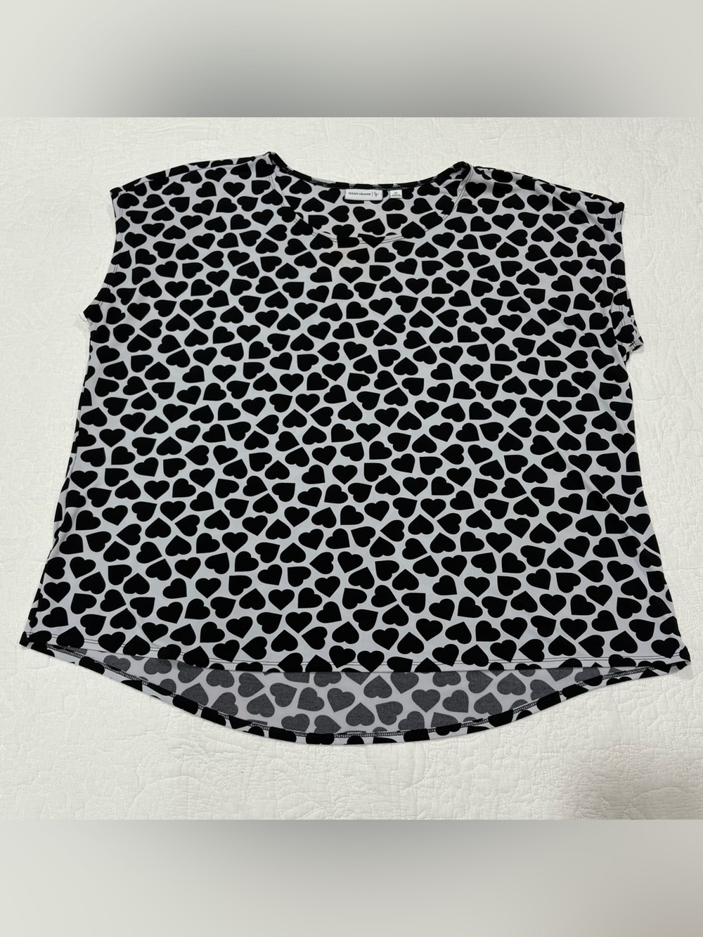 Susan Graver Liquid Knit Top Size 2X White Black All Over Print Heart Round Neck